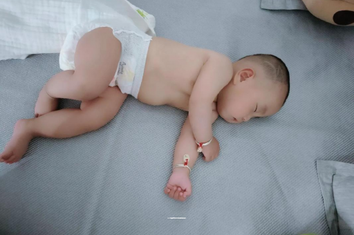 顺德宝宝拍嗝的正确方法